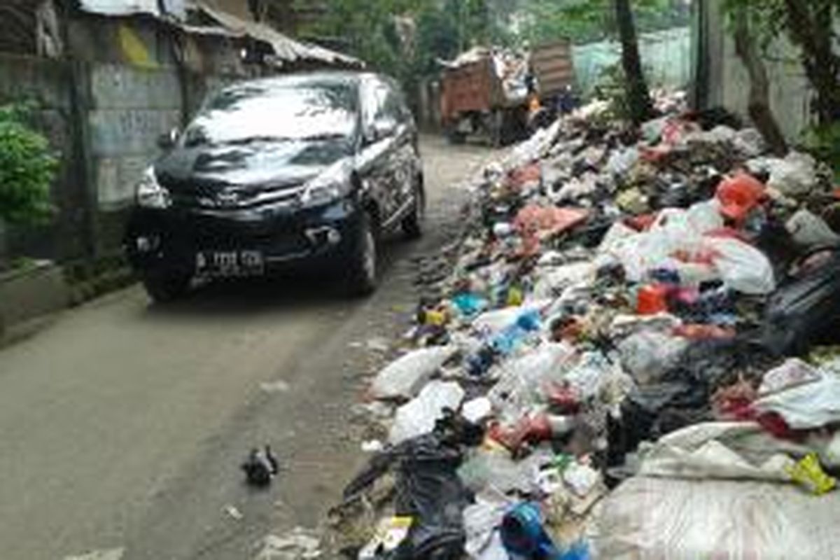 Gundukan sampah rumah tangga di Jalan Remaja Raya, tak jauh di belakang Kantor Kecamatan Pulogadung, dibiarkan menumpuk tak terangkut.
