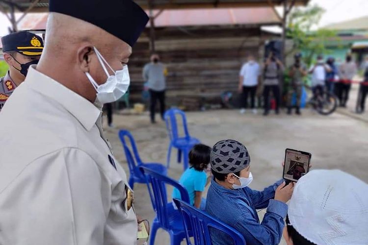 Arga (13) anak kedua almarhum Ali Yusni (45) Deasy Setiawati (40) saat video call dengan Presiden Jokowi dari kediaman neneknya di Jalan Tenis Lapangan Gang 2 Kelurahan Panji, Kecamatan Tenggarong, Kabupaten Kutai Timur, Kaltim, Rabu (28/7/2021). 