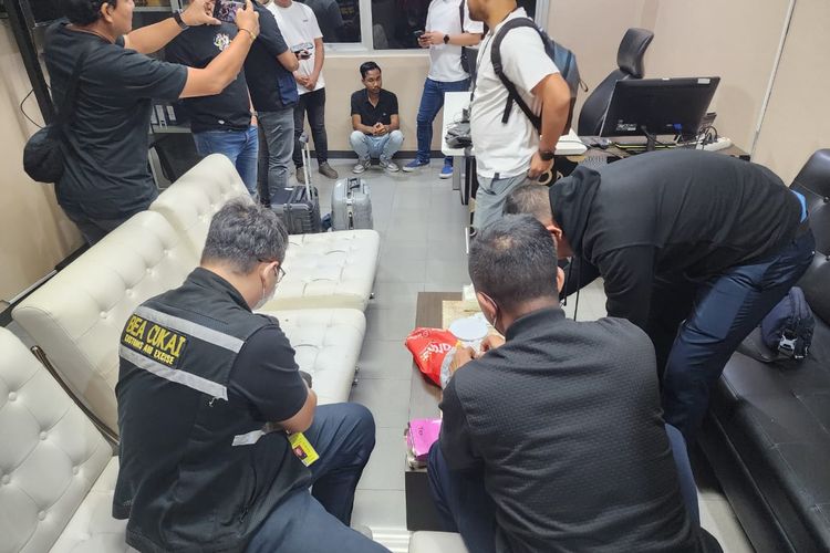 Petugas Bandara Kualanamu saat membongkar kasus 2 calon penumpang menyeludupkan sabu 2 kg pada Kamis (20/6/2024)