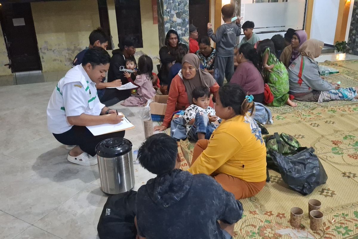 Kondisi pengungsi di Balai Desa Penanggal, Kecamatan Candipuro, Kamis (20/11/2025)