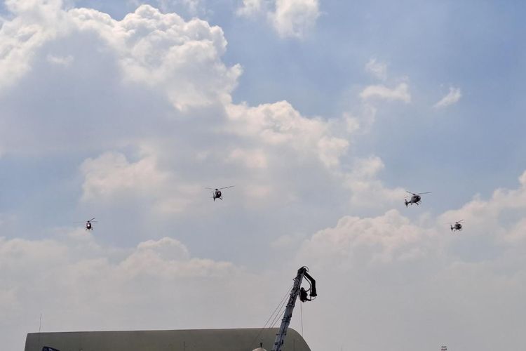 Helikopter TNI AU 'berjoget' ketika lagu 'Gemu Fa Mi Re' disetel di peringatan HUT ke-77 TNI AU di Landasan Udara Halim Perdanakusuma, Jakarta Timur, Minggu (9/4/2023). 