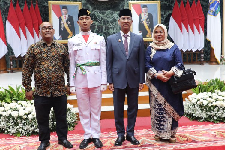 Penjabat (Pj.) Gubernur DKI Jakarta berfoto bersama salah satu anggota Pasukan Pengibar Bendera Pusaka Tingkat Provinsi DKI Jakarta Tahun 2024, Adya, dan kedua orangtuanya, usai acara Pengukuhan Paskibraka DKI Jakarta di Balaikota, Jakarta Pusat, Rabu (14/8/2024).