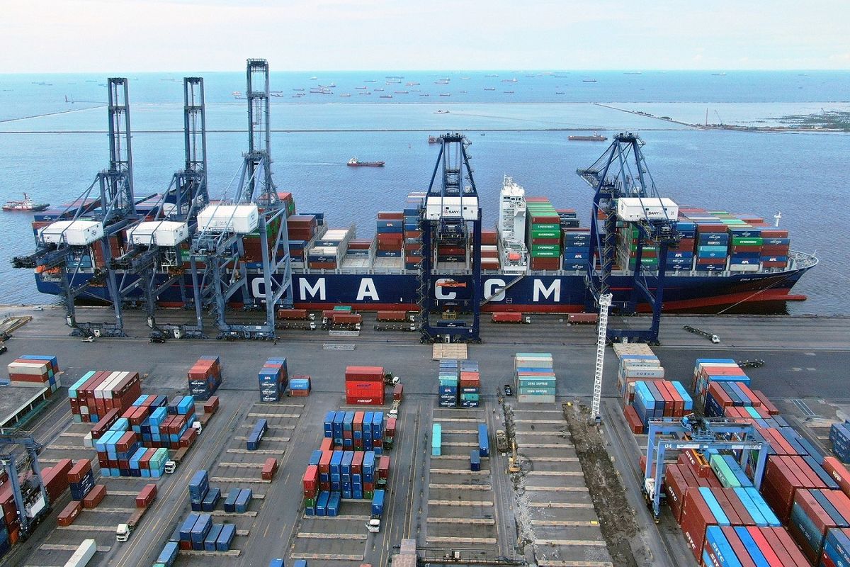 Ilustrasi kegiatan bongkar muat di Jakarta International Container Terminal.