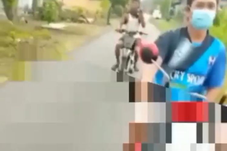 Tangkapan layar video viral pria onani sambil naik motor di Banyuwangi.