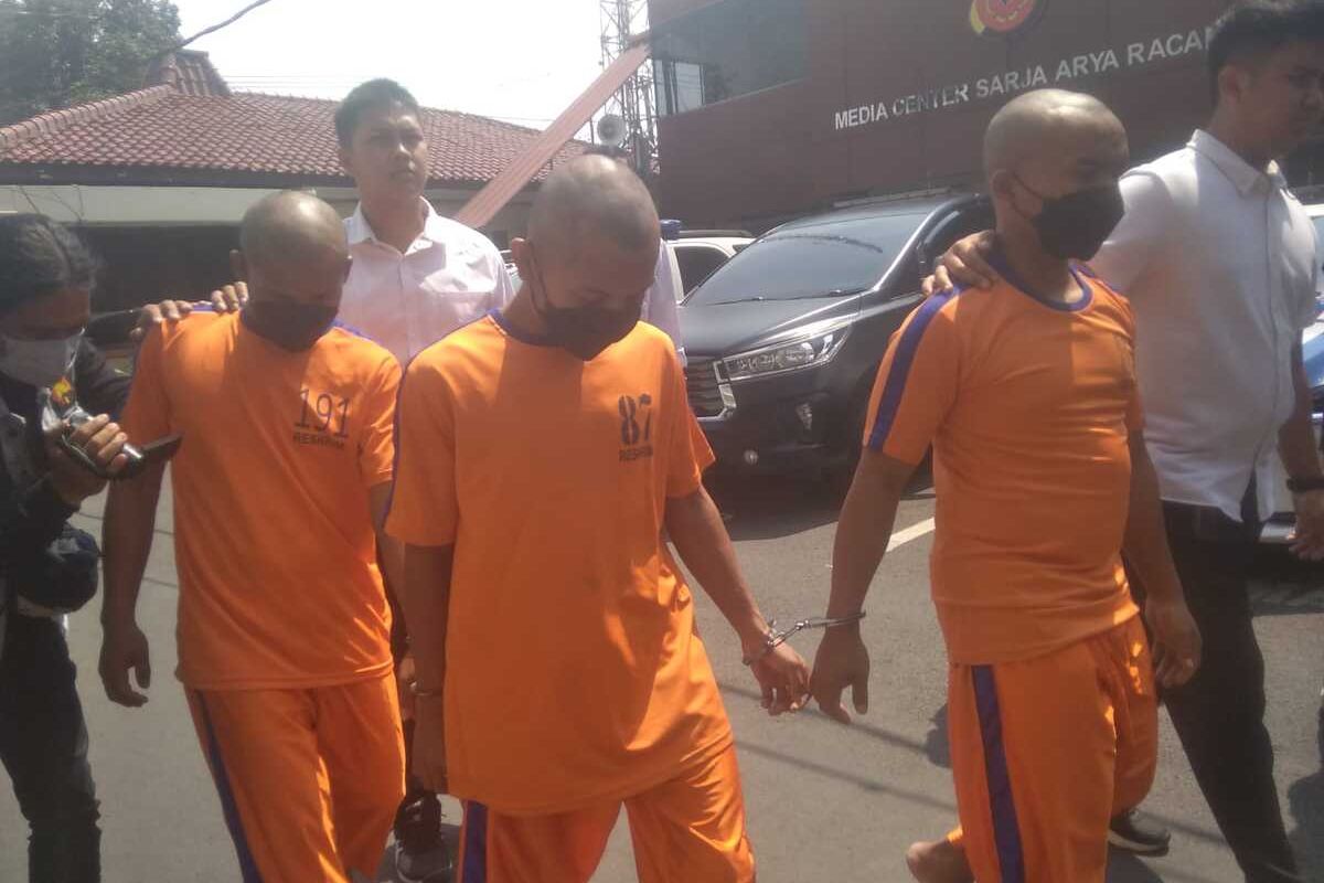 Tiga tersangka pengeroyokan berujung maut yang korbannya ditemukan di Majalaya, Karawang usai konferensi pers pengubgkapan kasus itu di Mapolres Karawang, Senin (25/3/2024).