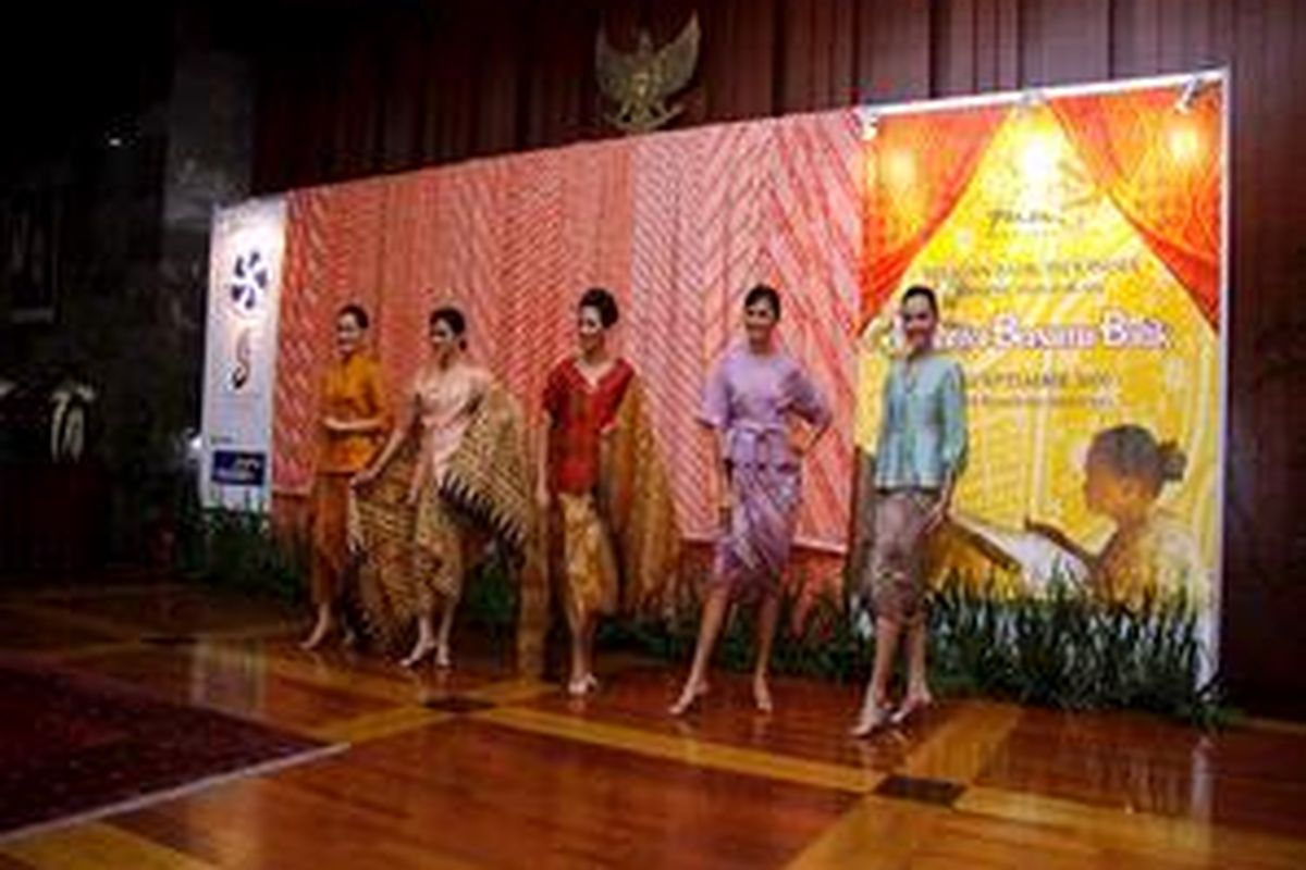 Model memperagakan busana bercorak batik dalam pembukaan pameran Batik yang mengambil tema Indahnya Bersama Batik di Plaza Pameran Industri, Jakarta Pusat, Senin (8/9). 