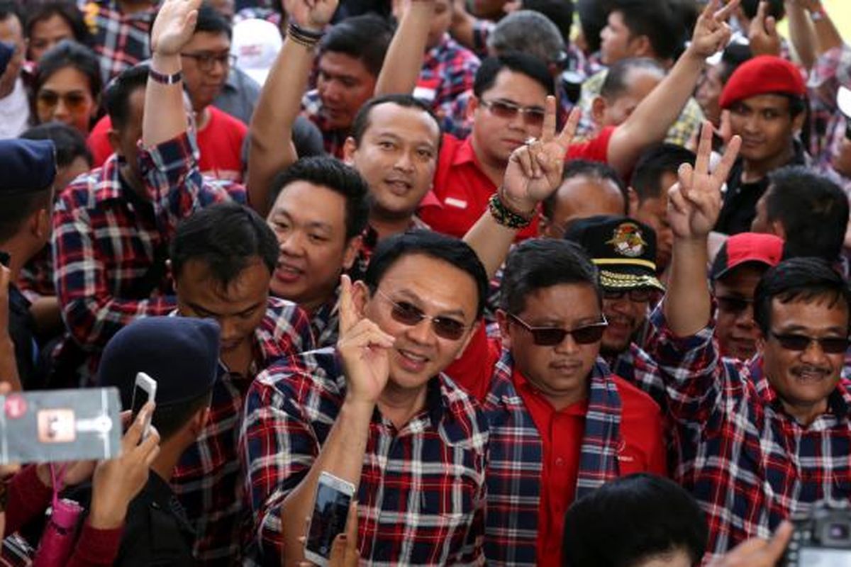 Pasangan calon gubernur dan wakil gubernur DKI Jakarta, Basuki Tjahaja Purnama (Ahok) dan Djarot Saiful Hidayat saat hadir dalam kampanye Konser Gue 2 di Senayan, Jakarta, Sabtu (4/2/2017).