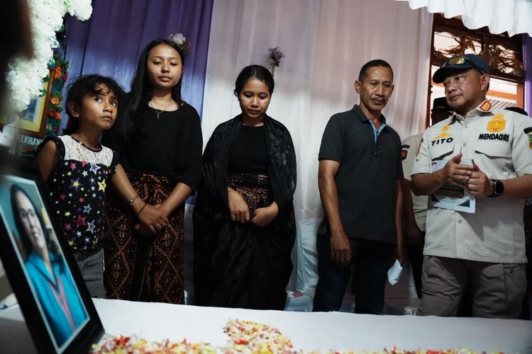 Mendagri Tito Salurkan Tali Asih kepada Ahli Waris Korban Gempa Maumere