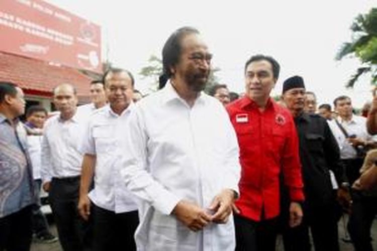 Ketua Umum Partai Nasional Demokrat, Surya Paloh (tengah) menghadiri acara deklarasi dukungan kepada calon presiden Jokowi di Kantor DPP Partai Demokrasi Indonesia Perjuangan, Jakarta, Rabu (14/5/2014).