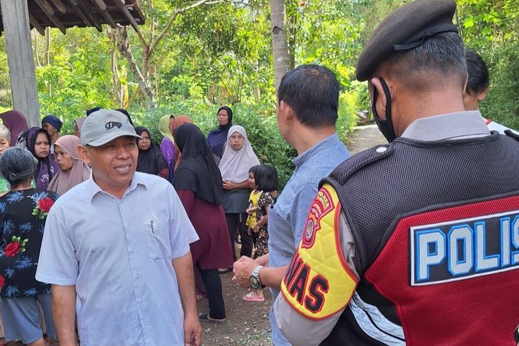 Polisi meminta keterangan sejumlah saksi dan mengolah TKP penemuan jenazah di saluran induk irigasi pada Padukuhan Semawung, Kalurahan Banjarharjo, Kapanewon Kalibawang, Kabupaten Kulon Progo, Daerah Istimewa Yogyakarta. Lokasi temuan jenazah bagian dari saluran untuk Pembangkit Listrik Tenaga Mikro Hidro (PLTMH).