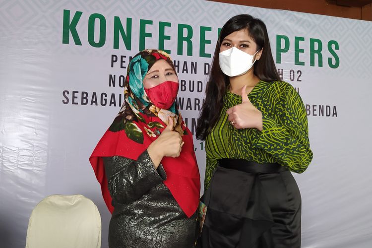Berfoto dari kiri ke kanan dari arah pembaca, pada Senin (14/3/2022) di Jakarta, Ketua Umum  Gabungan Pengusaha Jamu dan Obat (GP) Jamu Pusat Dwi Ranny Pertiwi Zarman dan Wakil Sekretaris Jenderal 4 GP Jamu Kusuma Ida Anjani.

GP Jamu, pada Senin (14/3/2022) di Jakarta, menyerahkan dokumen Intangible Culture Heritage (ICH) O2 untuk Nominasi Budaya Sehat Jamu sebagai Calon Warisan Budaya Tak Benda UNESCO tahun 2022 kepada Kementerian Pendidikan dan Kebudayaan (Kemendikbud). 