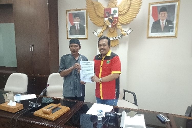 Perwakilan nelayan Danau Singkarak Sumatera Barat menyerahkan pernyataan sikap nelayan kepada anggota DPRD Sumbar, Arkadius, Rabu (11/09/2019) di DPRD Sumbar