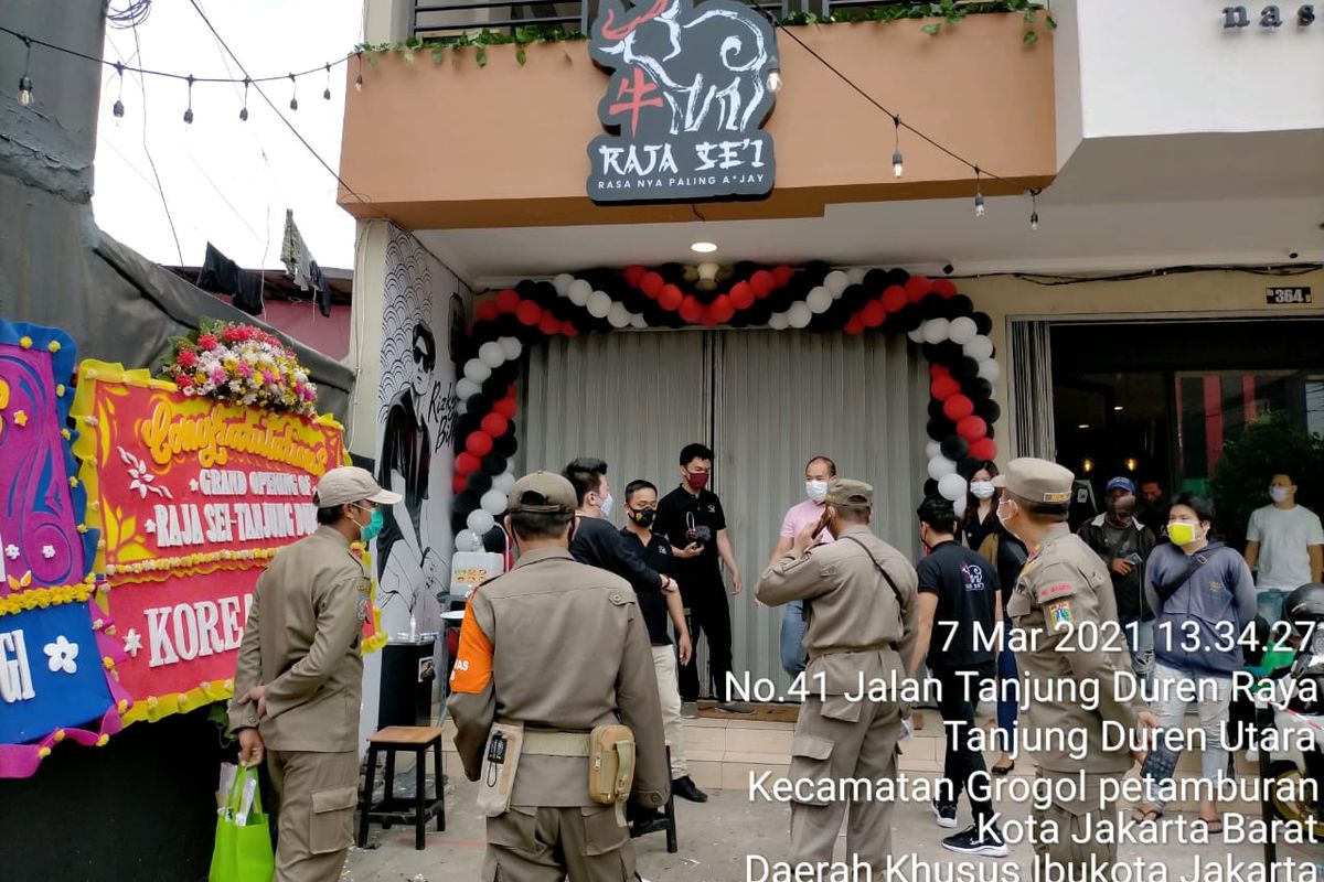 Satpol PP Jakarta Barat menyegel restoran Raja Sei, Tanjung Duren, Jakarta Barat pada Minggu (7/3/2021). Restoran disegel sebab kegiatan peluncurannya memicu kerumunan warga.