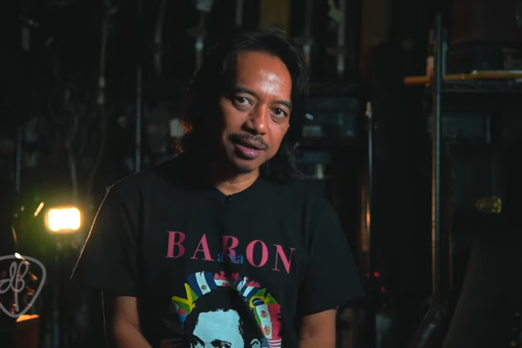 Gitaris GIGI Dewa Budjana saat menceritakan kenangannya bersama mendiang Aria Baron