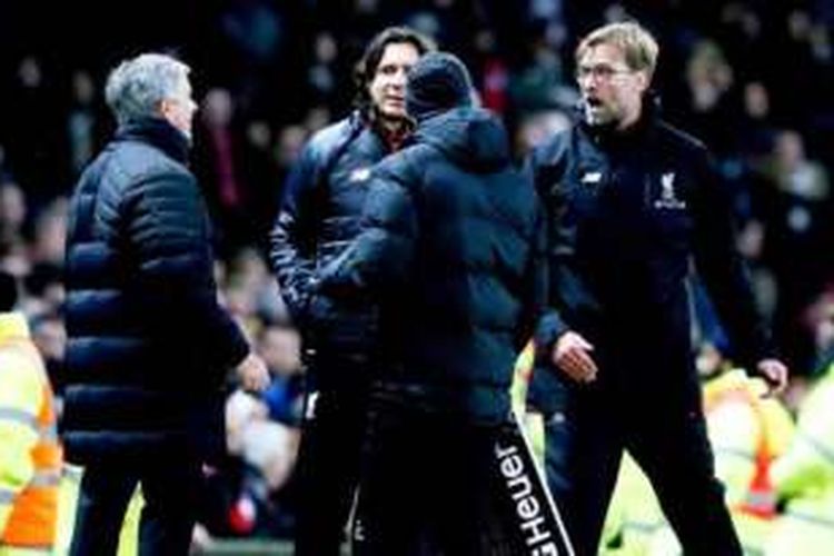Manajer Manchester United, Jose Mourinho, dan bos Liverpool, Juergen Klopp, bersitegang saat kedua tim bertemu pada pertandingan lanjutan Premier League, Minggu (15/1/2017). 