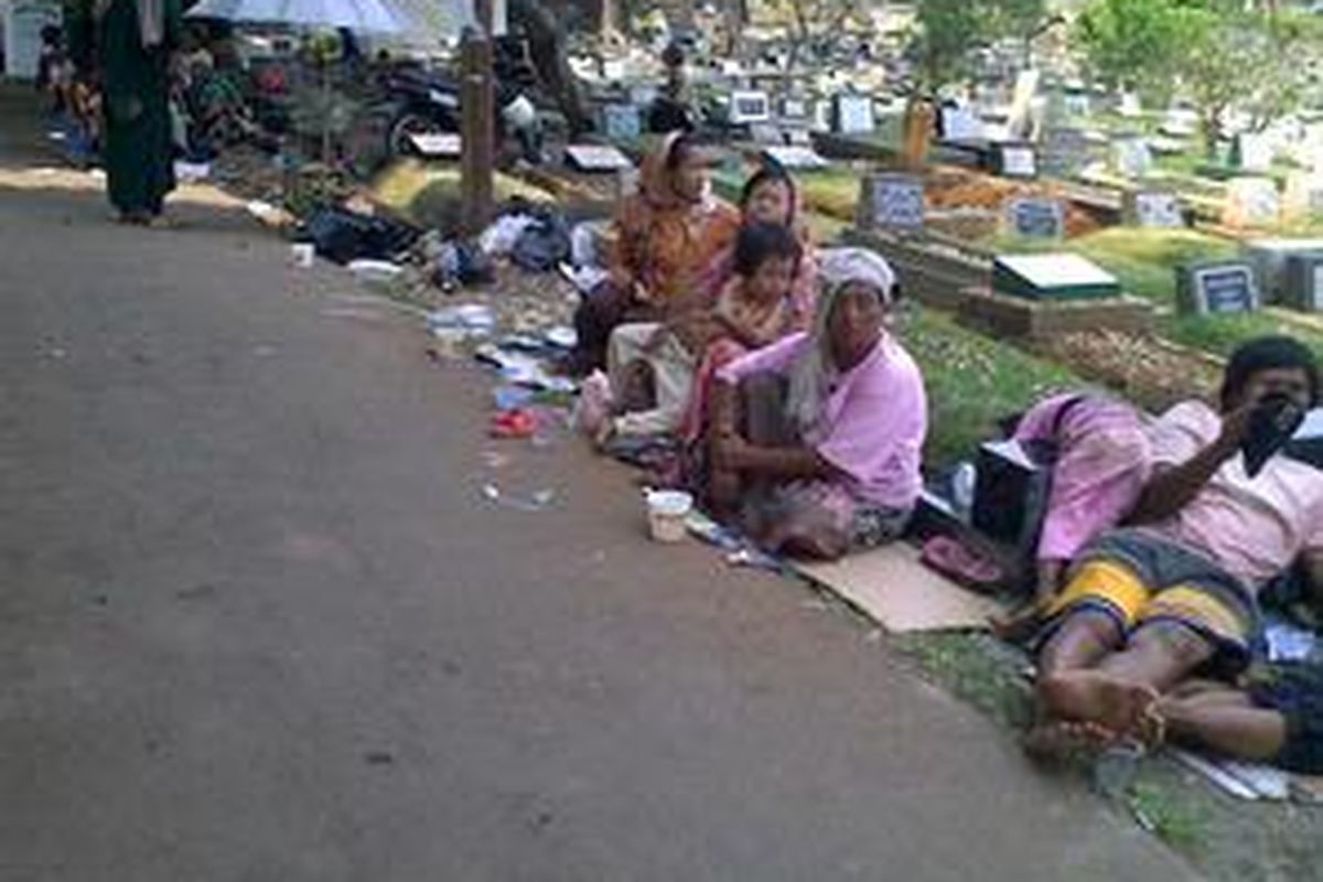 Ilustrasi: Puluhan pengemis mengharapkan sedekah dari para peziarah di TPU Karet Bivak, Jakarta Pusat.