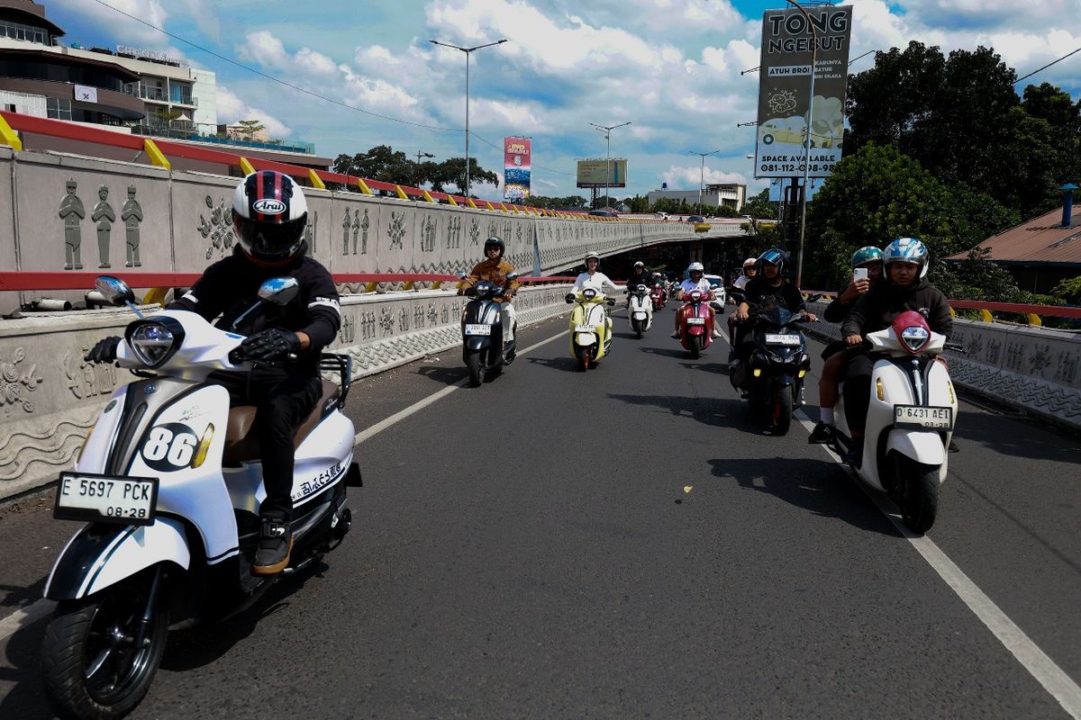 Merasakan sensasi berkendara Grand Filano Hybrid 125 di Bandung, skutik bergaya klasik-modern dengan fitur praktis.