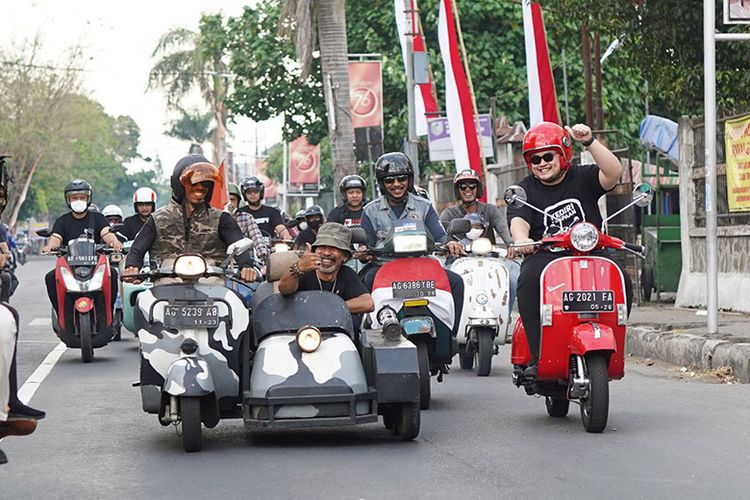 Mas Dhito dan ratusan skuteris riding bareng mengitari kota Kediri pada Jumat (12/8/2022). 