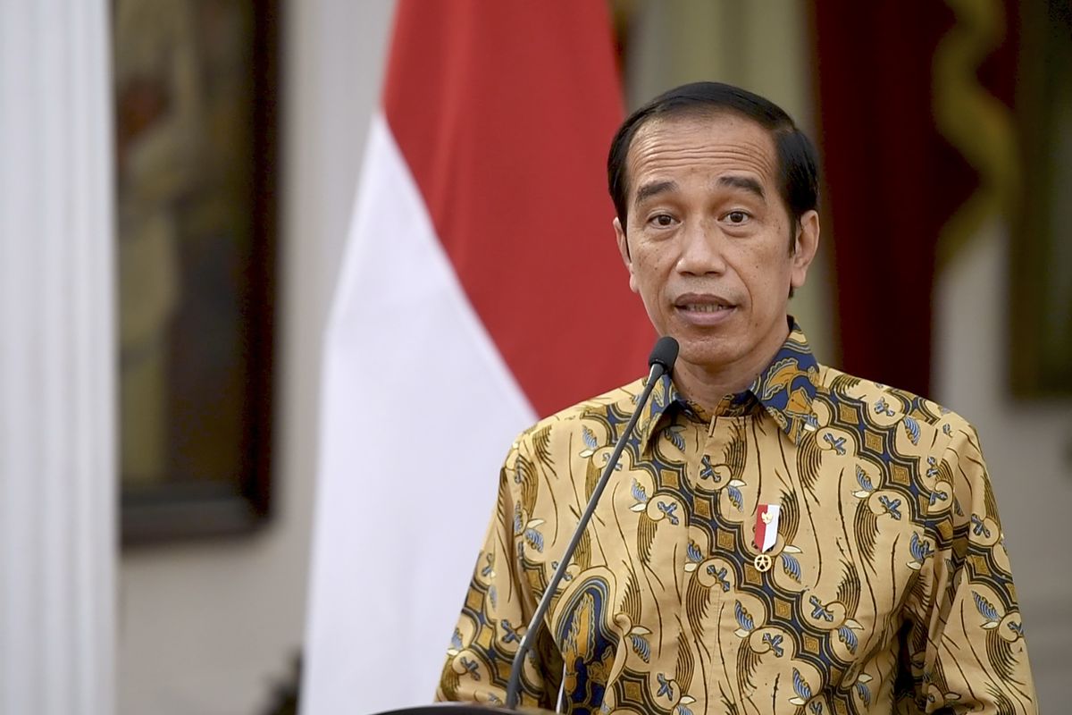 Presiden Joko Widodo menyampaikan keterangan terkait penerapan PPKM di Istana Merdeka, Jakarta,  Minggu (25/7/2021). Presiden Joko Widodo memutuskan untuk melanjutkan penerapan Pemberlakuan Pembatasan Kegiatan Masyarakat (PPKM) level 4 dari 26 Juli hingga 2 Agustus 2021 dengan beberapa penyesuaian terkait aktivitas dan mobilitas masyarakat yang dilakukan secara bertahap. ANTARA FOTO/Biro Pers - Setpres/hma/rwa