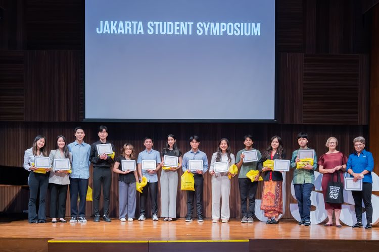12 murid dari sekolah Internasional Jakarta Intercultural School (JIS) dan British School Jakarta (BSJ) berpartisipasi dalam acara yang diselenggatakan oleh Jakarta Scholar Symposium (JSS) bertema: Saving our Earth, di Soehana Hall, Energy Building, Jakarta.