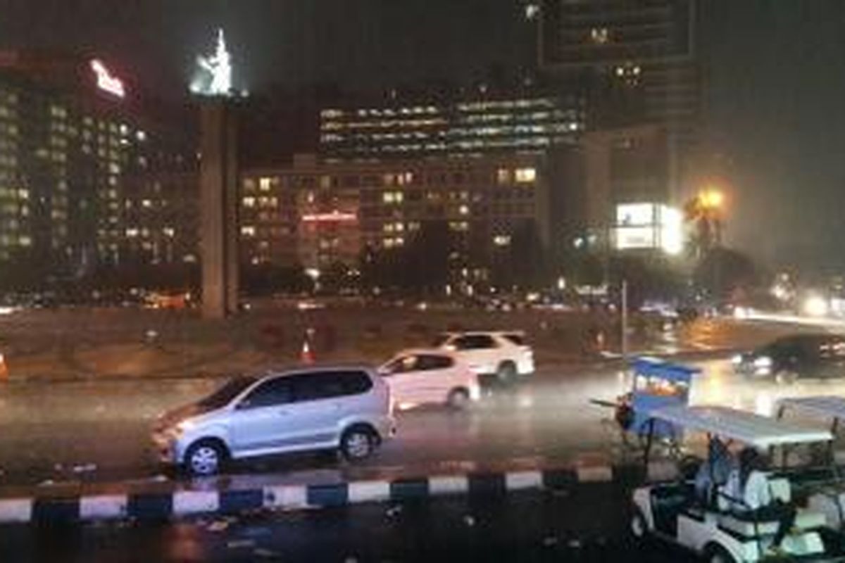 Hujan deras guyur kawasan Bundaran HI usai Car Free Night, Jakarta, Jumat (1/1/2016).