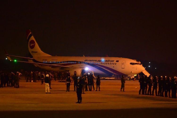 Pesawat milik Biman Bangladesh Airlines melakukan pendaratan darurat di Bandara Internasional Shah Amanat di Chittagong, setelah dibajak, sementara terduga pelaku ditembak mati oleh pasukan khusus. Insiden ini terjadi pada Minggu (24/2/2018). (AFP/)
