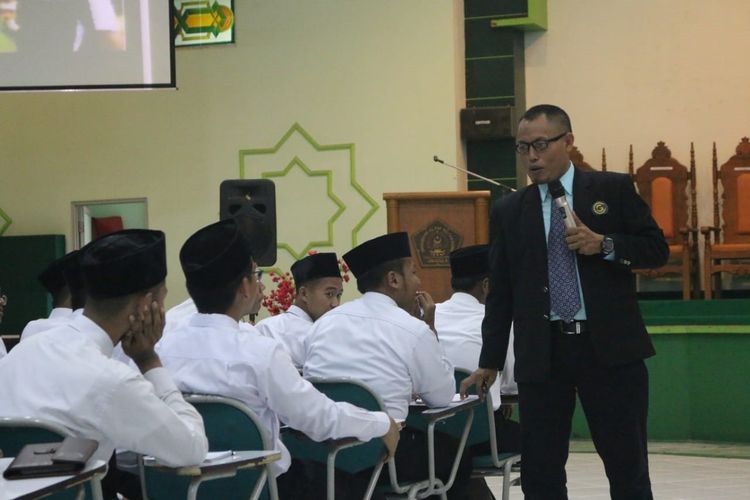 Penggagas program HR for School Jumadi Subur SE, MM, CHPR, saat mengisi training SDM untuk institusi pendidikan.