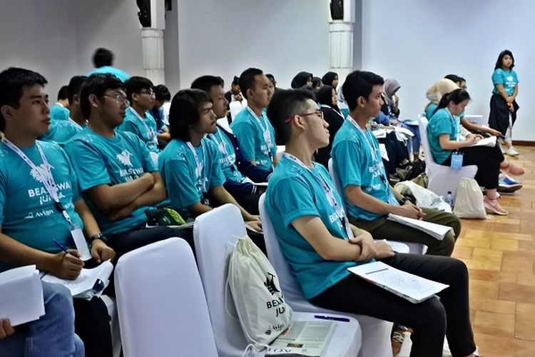 Mahasiswa penerima Beasiswa Juara mengikuti workshop Craetive Idea bersama Joshua Sudihman di Bentara Budaya Jakarta, Sabtu (27/10/2018)