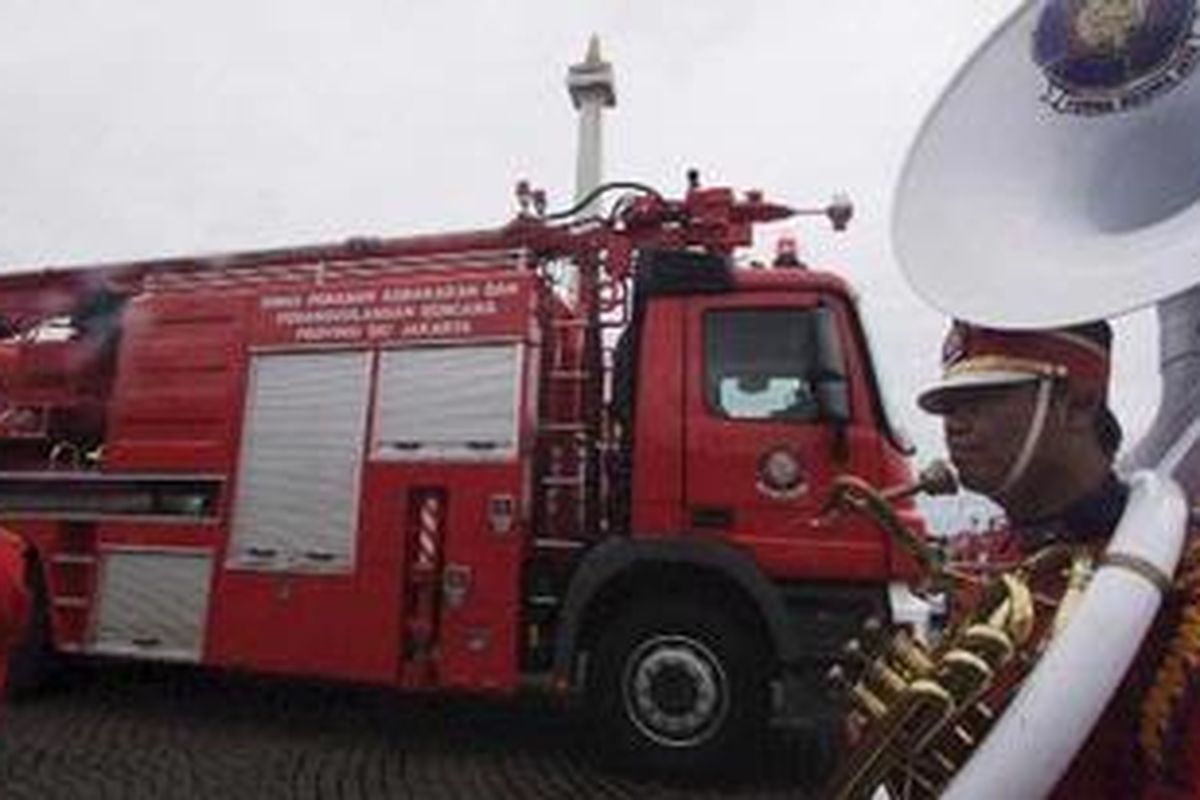 Defile kendaraan operasional pemadam kebakaran pada perayaan ulang tahun pemadam kebakaran di Silang Monas Jakarta, Selasa (1/3/2011). Acara tersebut merayakan 92 tahun Dinas Pemadam Kebakaran dan Penanggulangan Bencana Provinsi DKI Jakarta dan 4 tahun Pemadam Kebakaran Indonesia. 