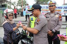 Tertib Berlalu Lintas, Pengendara di Kebumen Diberi Hadiah Cokelat