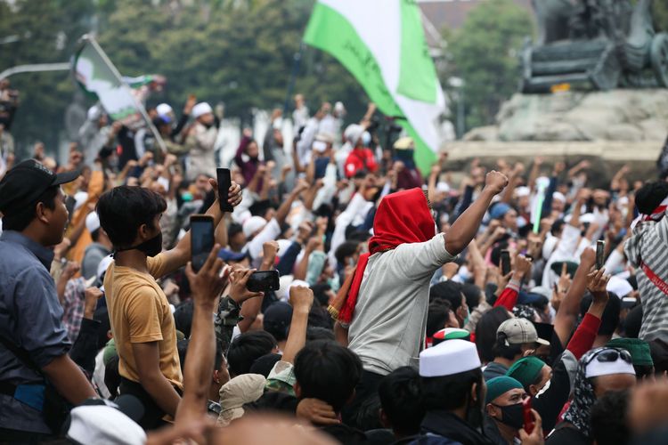 Massa demonstran dari Persaudaraan Alumni 212 dan sejumlah kelompok organisasi masyarakat (ormas) saat demonstrasi menolak UU Cipta Kerja di Patung Kuda, Jakarta, Selasa (13/10/2020).