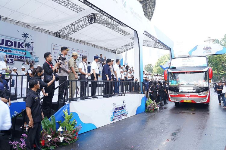 Pelepasan keberangkatan pemudik program Mudik Bersama BUMN 2023 di Stadion Gelora Bung Karno, Jakarta, Rabu (19/4/2023) 