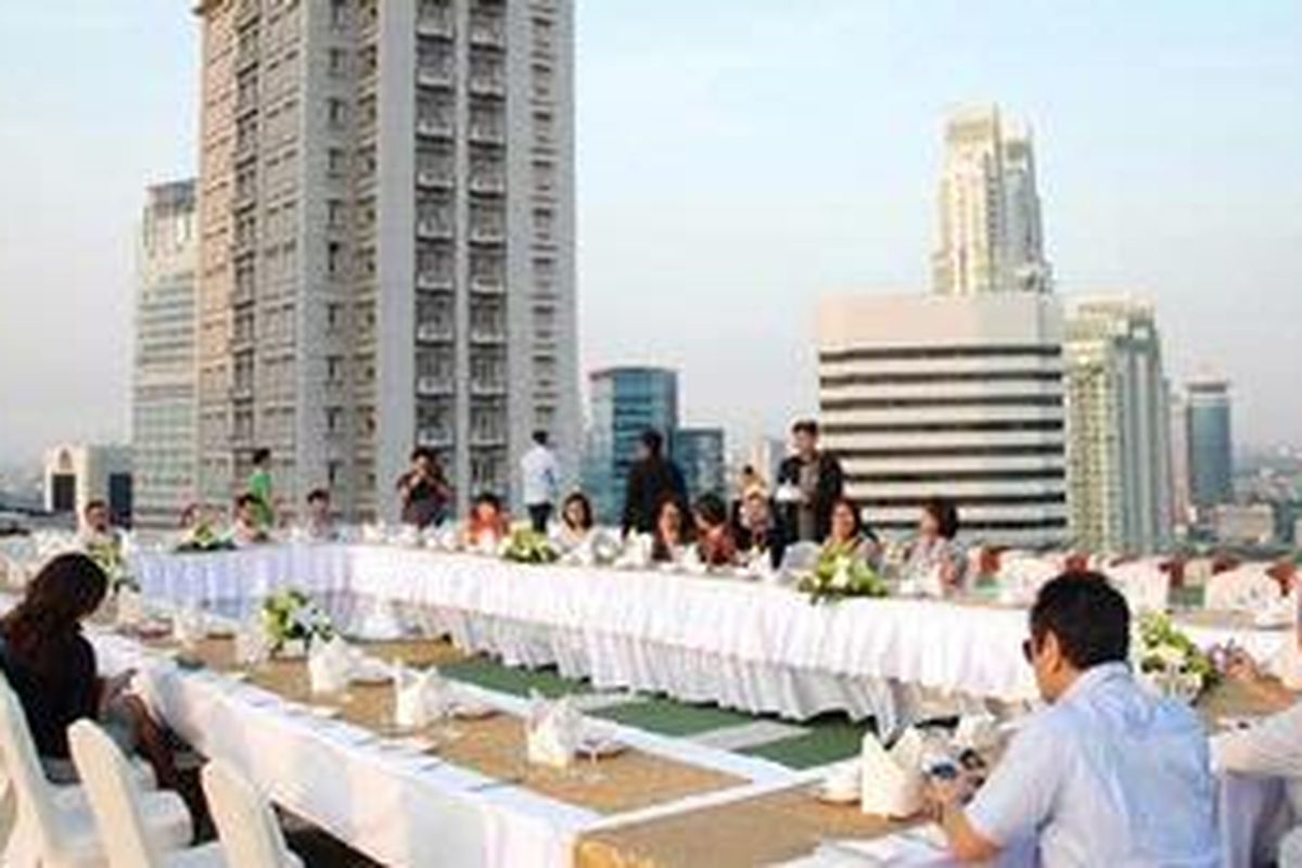 Sunset Press Conference for Dinner In The Sky di Helipad Hotel Sahid, Jakarta, Kamis (16/6/2011).