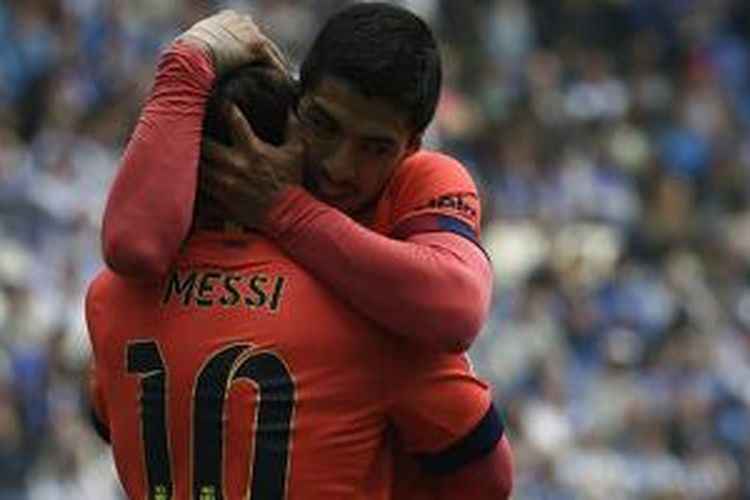 Lionel Messi merayakan gol dengan Luis Suarez yang memberinya umpan pada laga antara Espanyol dan Barcelona, Sabtu (25/4/2015). 