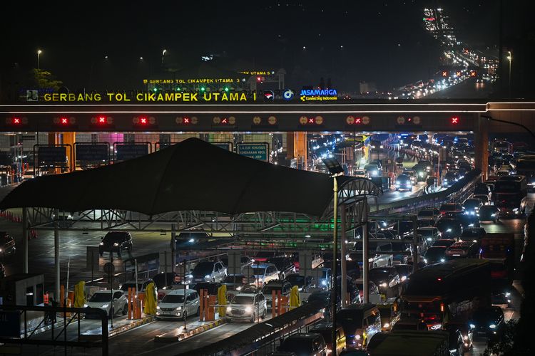 Sejumlah kendaraan melintas di Gerbang Tol Cikampek Utama, Karawang, Jawa Barat, Sabtu (28/3/2026). Berdasarkan data Jasa Marga hingga Sabtu (28/3) pagi, sebanyak 2.561.629 kendaraan masuk ke Jakarta dari total 2.946.891 kendaraan yang keluar sehingga masih tersisa 385.262 kendaraan atau 13,07 persen yang belum kembali. 