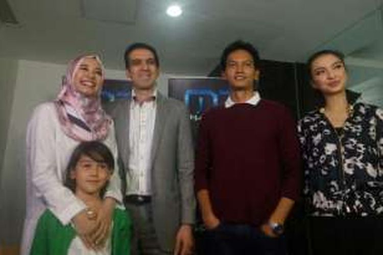 Produser dan para pemain film Surga Yang Tak Dirindukan menghadiri jumpa pers di Gedung MD Place, Setiabudi, Jakarta Selatan, Selasa (16/8/2016).