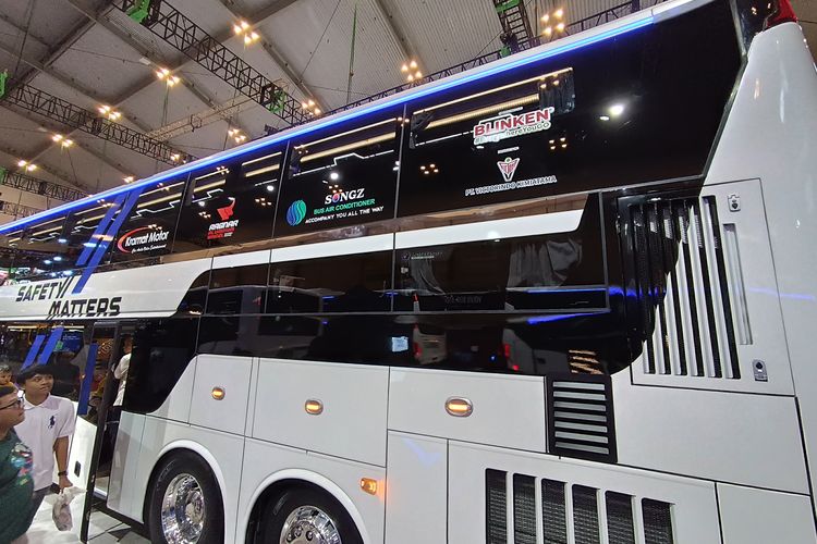 Bus baru Karoseri Laksana dengan bodi Legacy SR3 Neo Double Decker Suites Combi