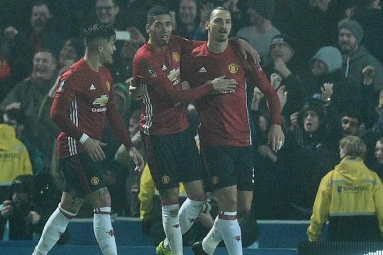 Penyerang Manchester United, Zlatan Ibrahimovic (kanan), merayakan golnya bersama rekan setim dalam pertandingan babak 16 besar Piala FA melawan  Blackburn Rovers di Ewood Park, Blackburn, 19 Februari 2017.  