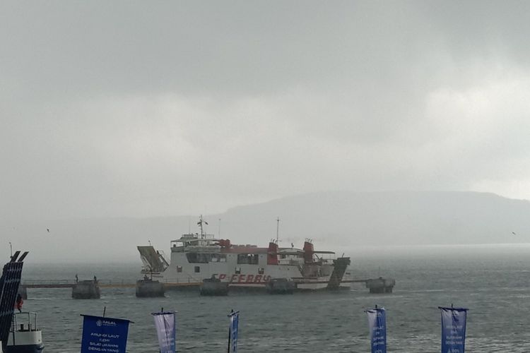 Hujan deras melanda Selat Bali pada Selasa (9/4/2024) siang.