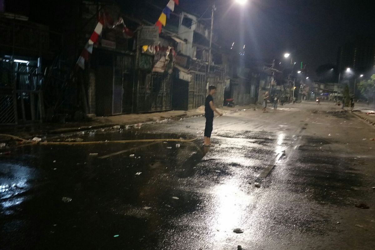 Warga Pejompongan, Jakarta Pusat tengah bersih-bersih rumah, Senin (30/9/2019). Pejompongan menjadi wilayah bentrokan antara pendemo dengan aparat kepolisian yang mengamankan Kompleks Parlemen, Senayan.