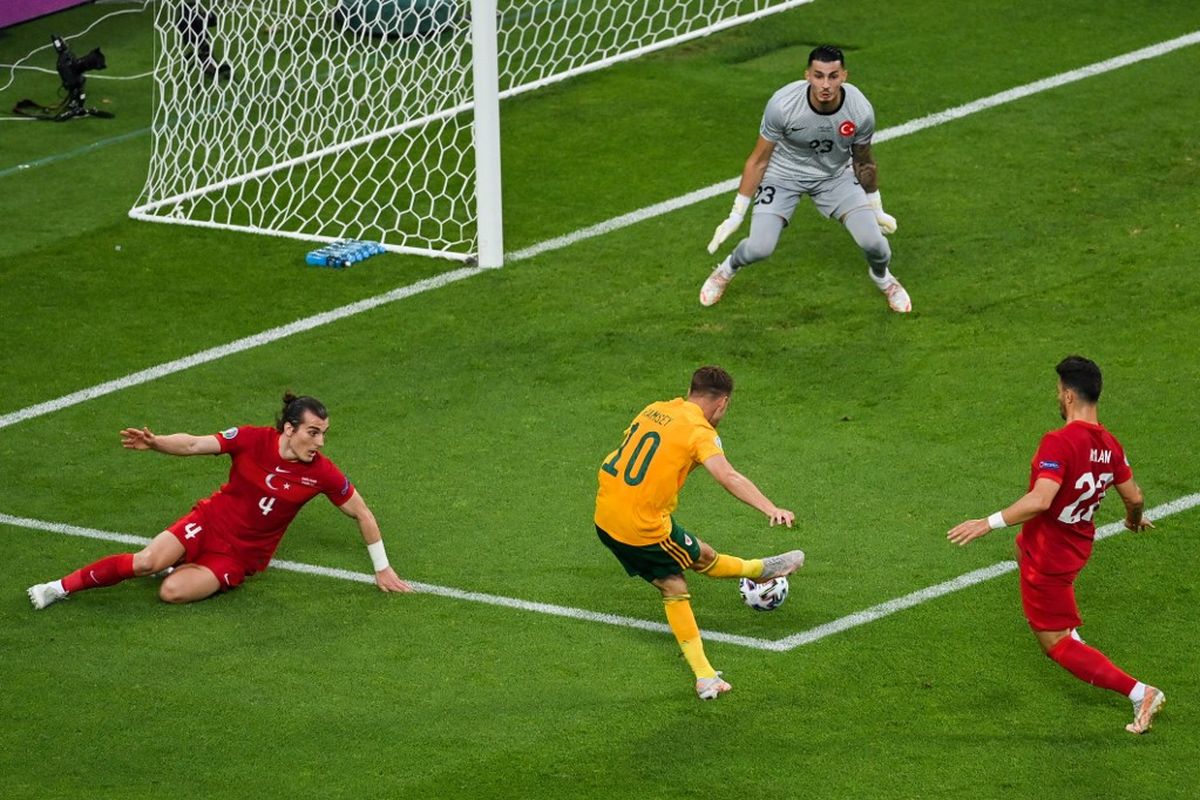 Aaron Ramsey (tengah) hendak melepaskan tendangan ke arah gawang Turki yang dijaga kiper Ugurcan Cakir dalam pertandingan Turki vs Wales pada fase grup Euro 2020 di Stadion Olimpiade, Baku, Azerbaijan, Rabu (16/6/2021) malam WIB. 