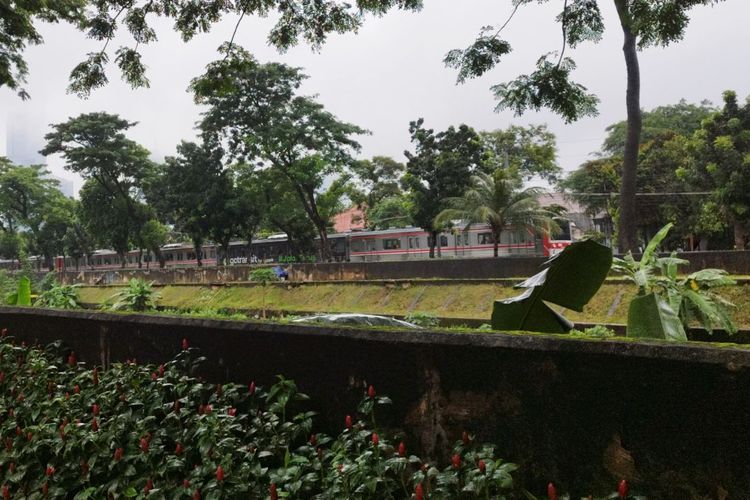 Kereta Rel Listrik (KRL) Commuter jurusan Manggarai-Bekasi sempat berhenti beroperasi akibat gangguan LAA (Listrik Aliran Atas), Minggu (12/2/2023). (KOMPAS.com/XENA OLIVIA)