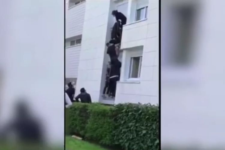 Kelompok pemuda di Perancis yang berusaha menyelamatkan keluarga yang terjebak dalam kebakaran apartemen pada Minggu (28/3/2021). [SS/You Facts/YouTube]