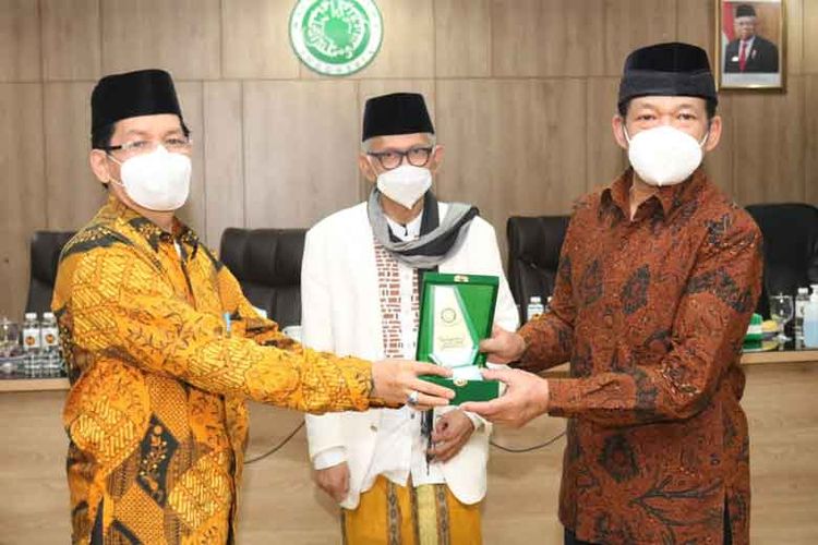 Ketua Baznas KH Noor Achmad menerima SK persetujuan pembangunan tahap lanjut Wisma Khodimul Ummah MUI, disaksikan oleh Ketua MUI Miftachul Achyar. 