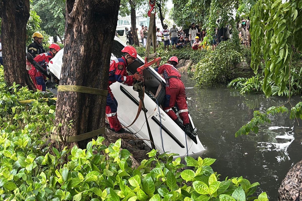 Proses evakuasi mobil tercebur ke sungai usai tabrakan beruntun di Surabaya, Senin (23/12/2024).