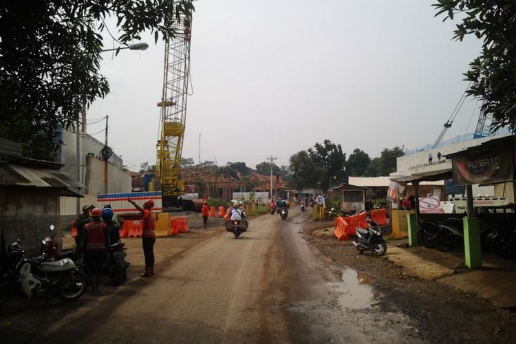 Jembatan tol Semarang-Batang di atas jalan raya Kaliwungu-Boja Kendal. 