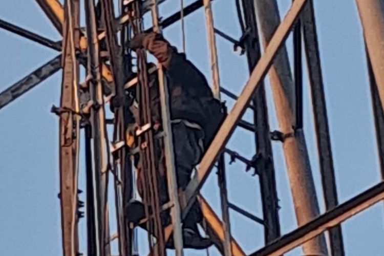 Pencuri tower seluler ditangkap saat masih berada di atas tower Jetis, Bantul, Minggu (25/8/2024)