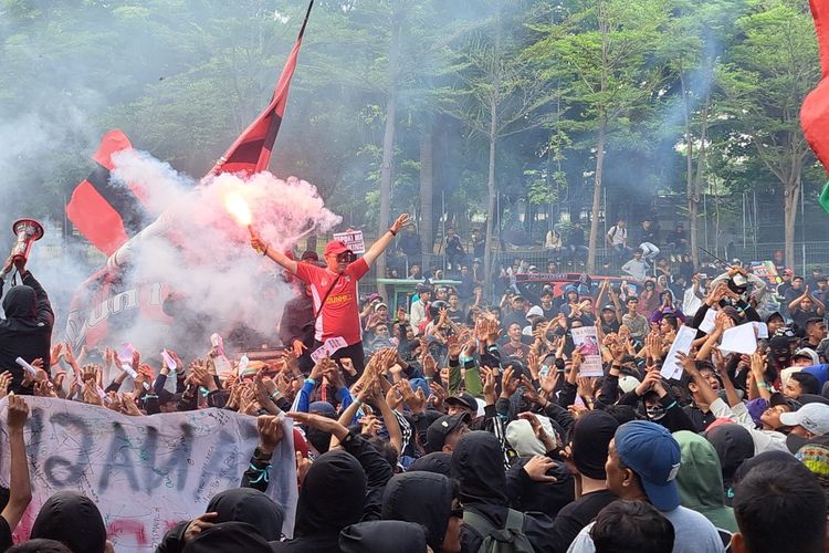 Ribuan supporter PSM Makassar dari berbagai kelompok saat menggelar aksi unjuk rasa di depan Menara Bosowa di Jl Jenderal Sudirman Kecamatan Ujung Pandang, Kota Makassar, Sulawesi Selatan (Sulsel), Senin (18/12/2023).