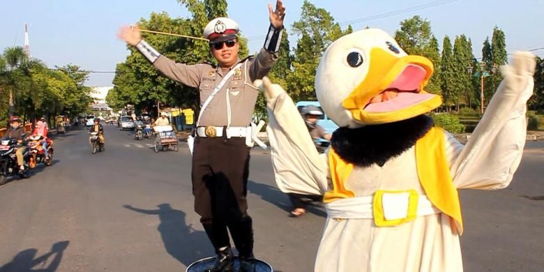 Aiptu Dudun, bergoyang joget dengan semangat, sambil menarik pluit, mengatur lalu lintas di perempatan sumber, kompleks perkantoran pemeintah Kabupaten Cirebon, Selasa Paagi (21/10/2014). Program Polisi Bergoyang akan dirutintkan tiga minggu sekali untuk menghibur pengguna jalan saat jam padat.
