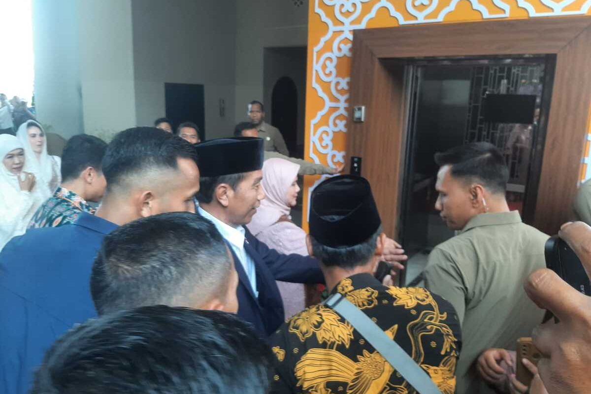 Jokowi disambut pendukung di pelataran masjid Nasional Al-Akbar Surabaya, Jumat (20/9/2024)